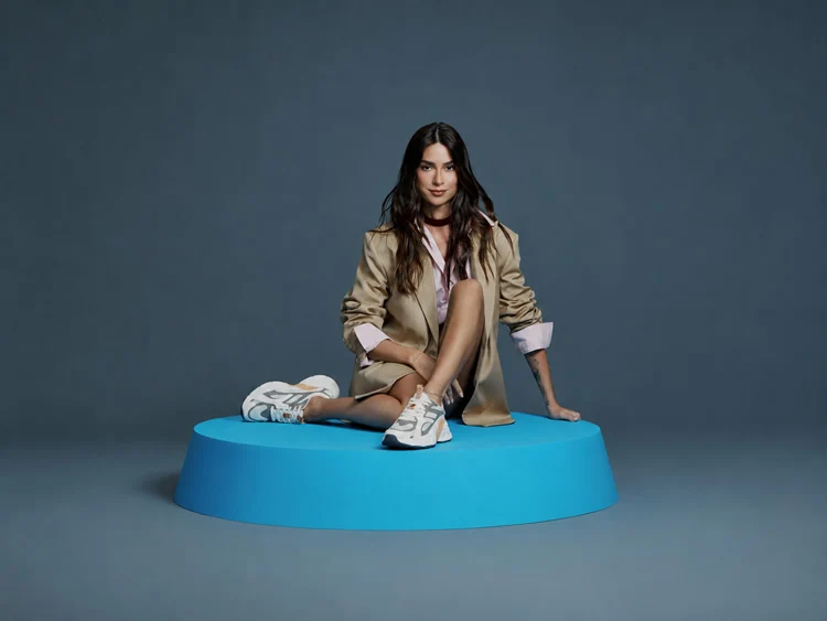 Thaila Ayala usando look athleisure com blazer em tom neutro e tênis chunky feminino Pegada, unindo alfaiataria, conforto e estilo casual.